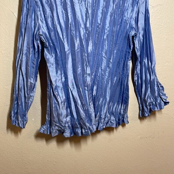 Periwinkle Blouse Glass look faceted buttons, crinkle, taffeta look Small - Picture 10 of 13